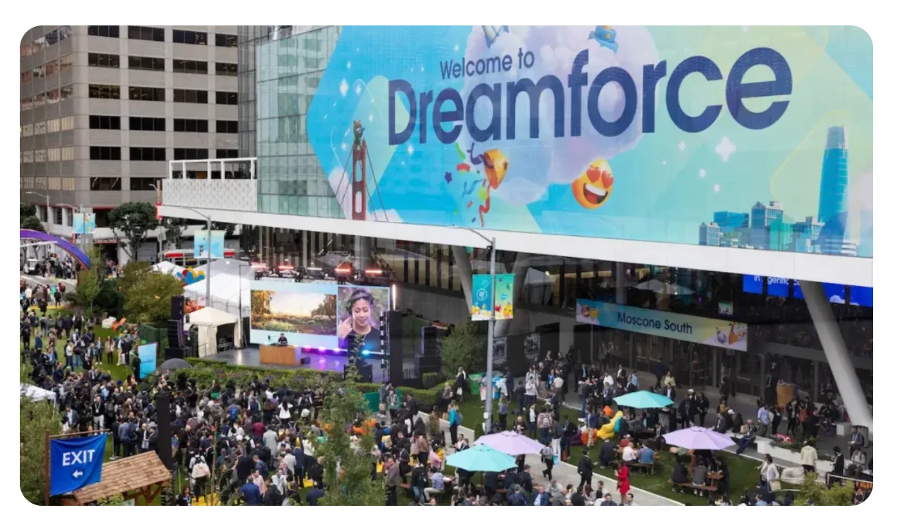 Le campus Dreamforce et ses visiteurs devant le Moscone Center à San Francisco